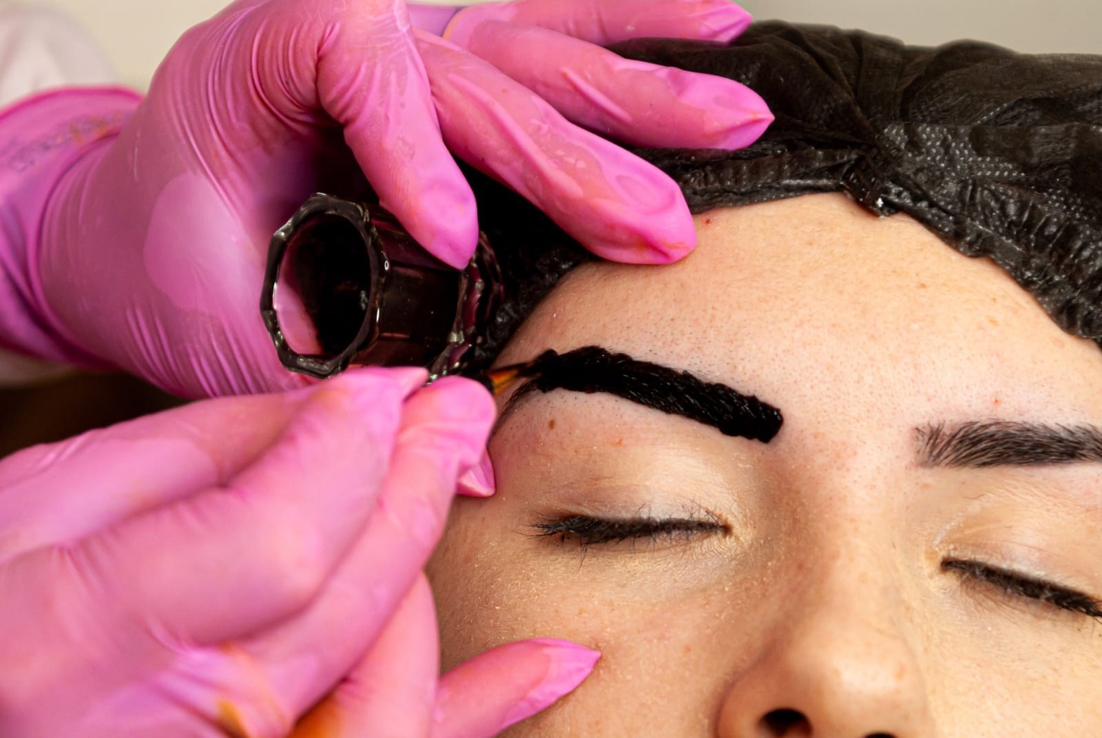 Design de sobrancelha com Henna