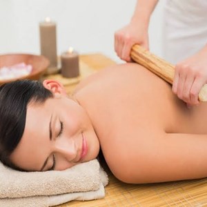 Massagem com Bambus