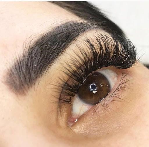 Alongamento de cílios efeito molhado.